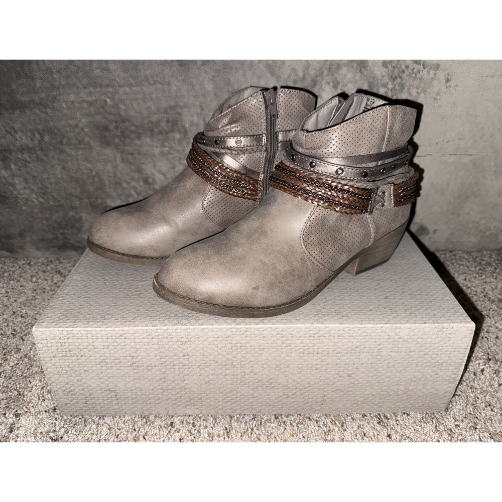 MAURICES Cassie Gray Womens Size 9 M Side Zip Booties
